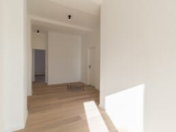 Ruim, volledig nieuw gerenoveerd appartement 2 slaapkamers + terras op toplocatie